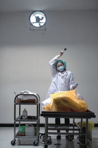 北京90后女入殓师：放弃出国读书 月薪3000元