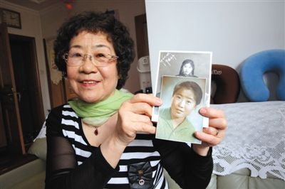 毕莲凤在家中展示她年轻时的照片，遗憾的是，张剑英的照片已被毕莲凤一气之下寄回给他本人。 朴峰 摄