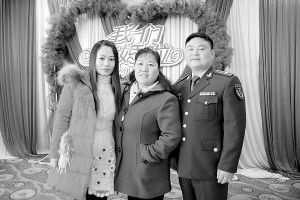婚礼上幸福的一家人：王炳森（右）、郭秀兰（中）、王倩（左）。刘朋朋 提供 资料图片