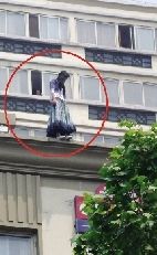 女子欲跳楼。