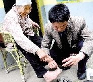 月薪三千法警大队长25年来帮扶两名孤寡老人