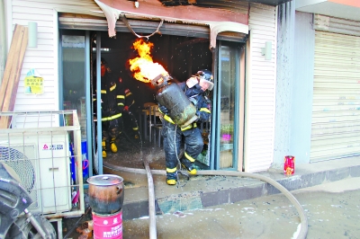 消防员抱喷火煤气罐被拍 被赞“抱火哥”