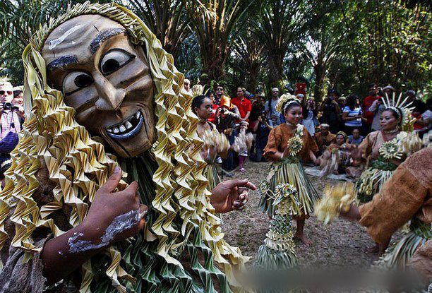 马来西亚“祖先日” 部落男女头戴面具祭祀祈福