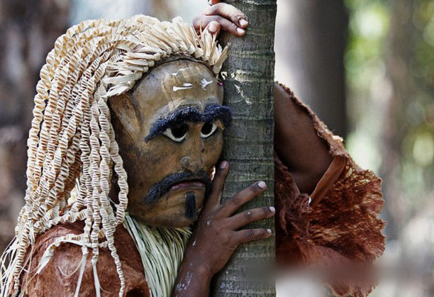 马来西亚“祖先日” 部落男女头戴面具祭祀祈福