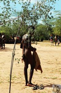 “裸体跳牛”：跳过去才可以娶妻