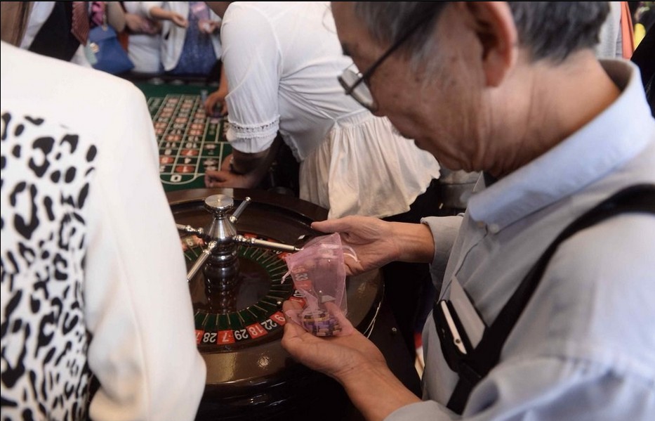 售楼处设立“博彩区” 老人小孩齐下注