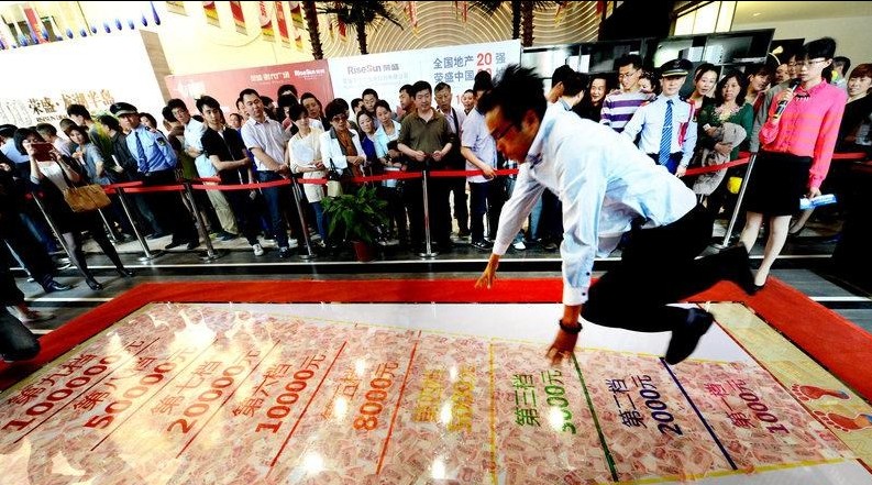 售楼处设立“博彩区” 老人小孩齐下注