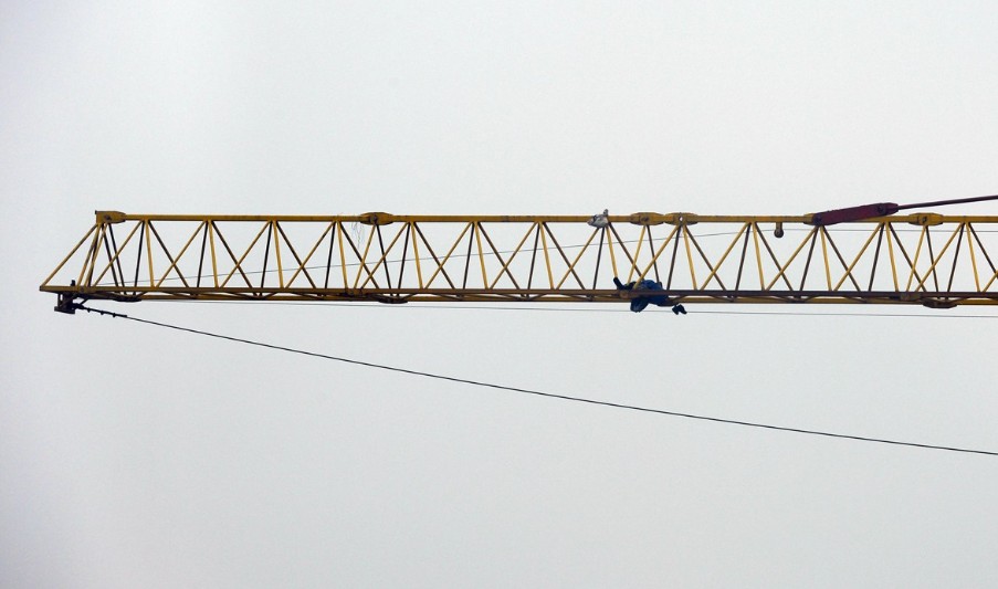 北京男子爬塔吊待三天 自备饮食不提诉求