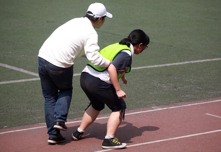 西安中考体能测试 学生长跑后瘫倒需吸氧