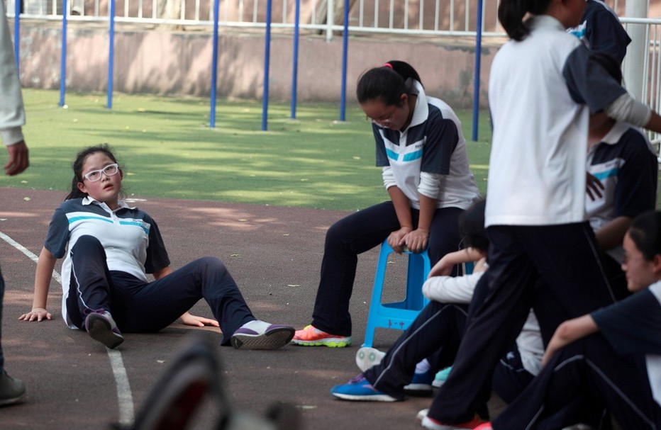 西安中考体能测试 学生长跑后瘫倒需吸氧
