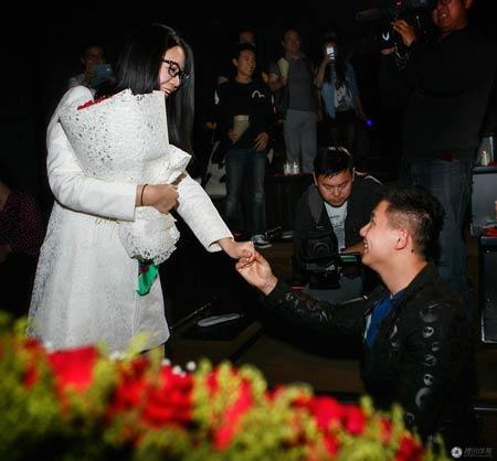 奥运冠军陈一冰电影院包场求婚 与女友幸福牵手