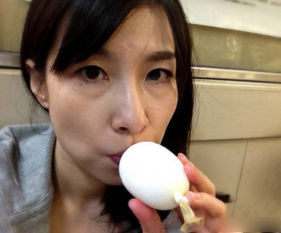 日本厂商推出“乳房冰淇淋” 像吸食母乳般食用