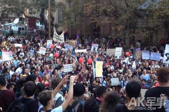 　　新州的大学生在悉尼CBD集会，反对联邦政府改革高等教育拨款计划。