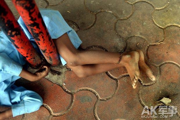 印度9岁残障男孩被绑公交站铁栏 骄阳似火行人漠视