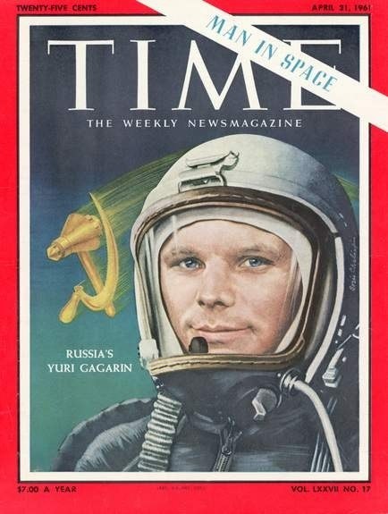 尤里·阿列克谢耶维奇·加加林1961年4月12日乘坐东方1号宇宙飞船从拜克努尔发射场升空，在最大高度为301公里的轨道上绕地球一周，历时1小时48分钟，降落在萨拉托夫州斯梅洛夫卡村地区，完成了世界上首次载人宇宙飞行，实现了人类进入太空的愿望。