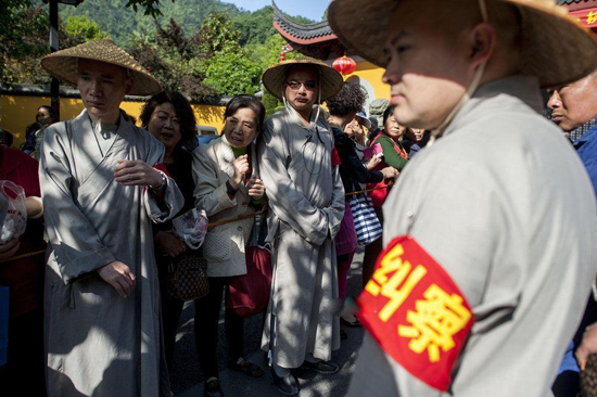 杭州300僧人佛诞日托钵行脚接受布施