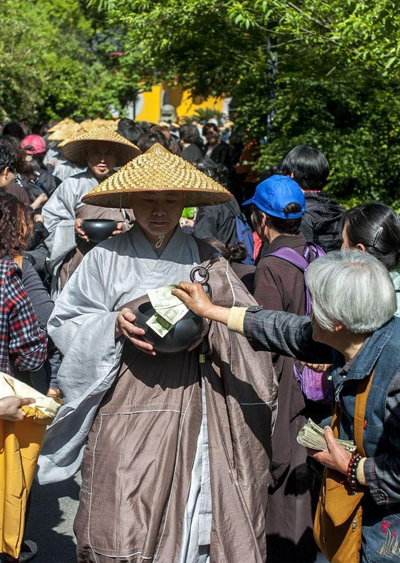 杭州300僧人佛诞日托钵行脚接受布施