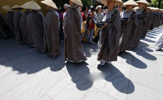 杭州300僧人佛诞日托钵行脚接受布施