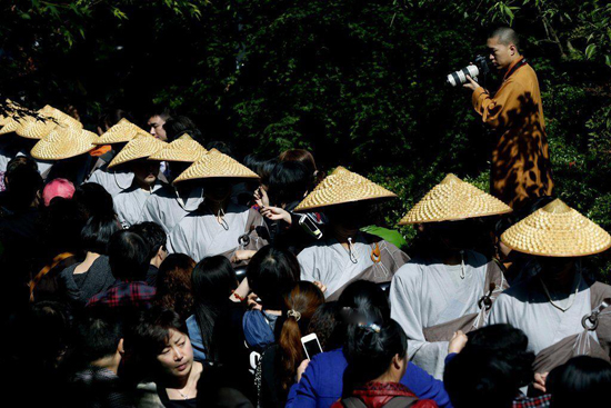 杭州300僧人佛诞日托钵行脚接受布施