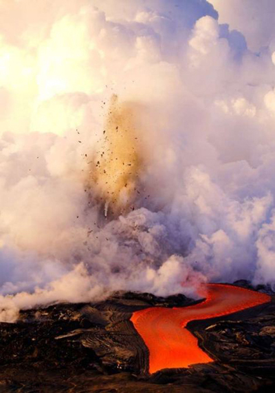 摄影师冒死拍摄岩浆入海景象 惊险似入“地狱之火”