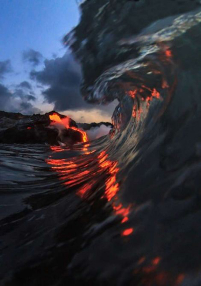 摄影师冒死拍摄岩浆入海景象 惊险似入“地狱之火”