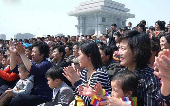 实拍朝鲜人过“五一”男女老少欢呼歌唱感谢领袖