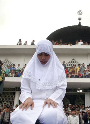 印尼寡妇发生婚外情遭轮奸做惩罚