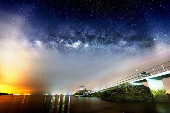 新加坡摄影师拍摄璀璨银河夜空画面