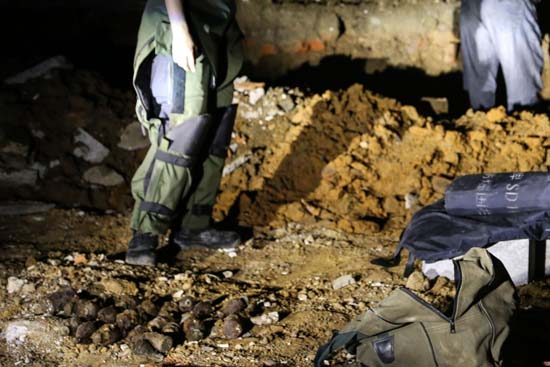 广西40余枚地下炸弹险挖爆 特警穿排爆服处置