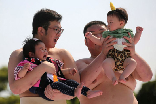 日本传统节日相扑选手比赛惹婴孩哭