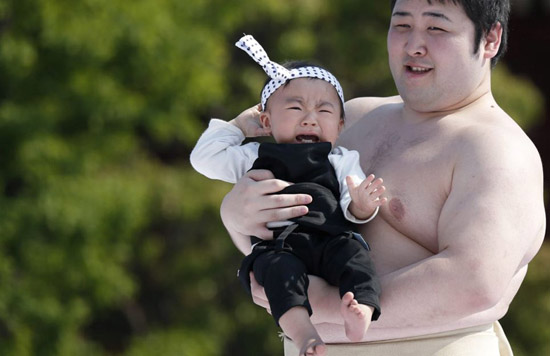 日本传统节日相扑选手比赛惹婴孩哭