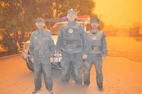 新疆警察沙尘暴中执勤变“泥人”