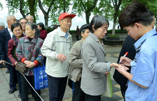 江西数百老人为领取10元代金劵排队数小时