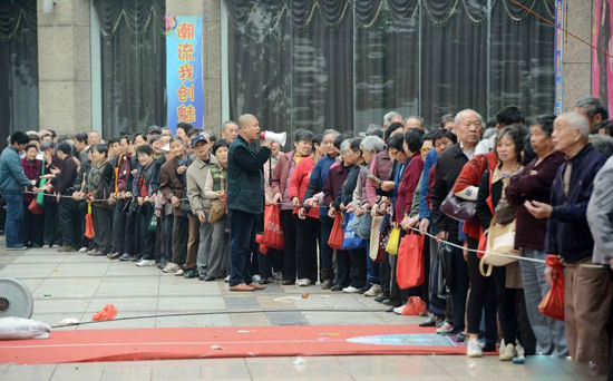 江西数百老人为领取10元代金劵排队数小时