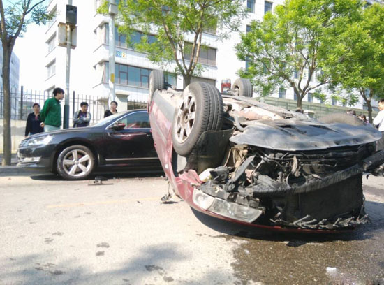 北京女司机连撞8车后翻车