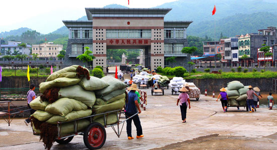 中国在南沙填海用战舰保护 越南当场吓傻了