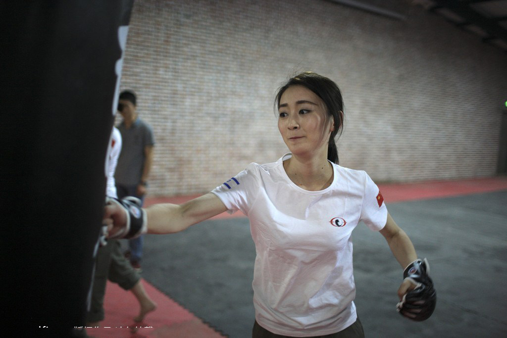 北京保镖训练营训练美女 香汗淋漓