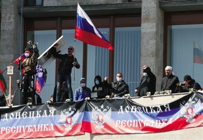 乌克兰两重镇亲俄派占领政府大楼升俄国旗