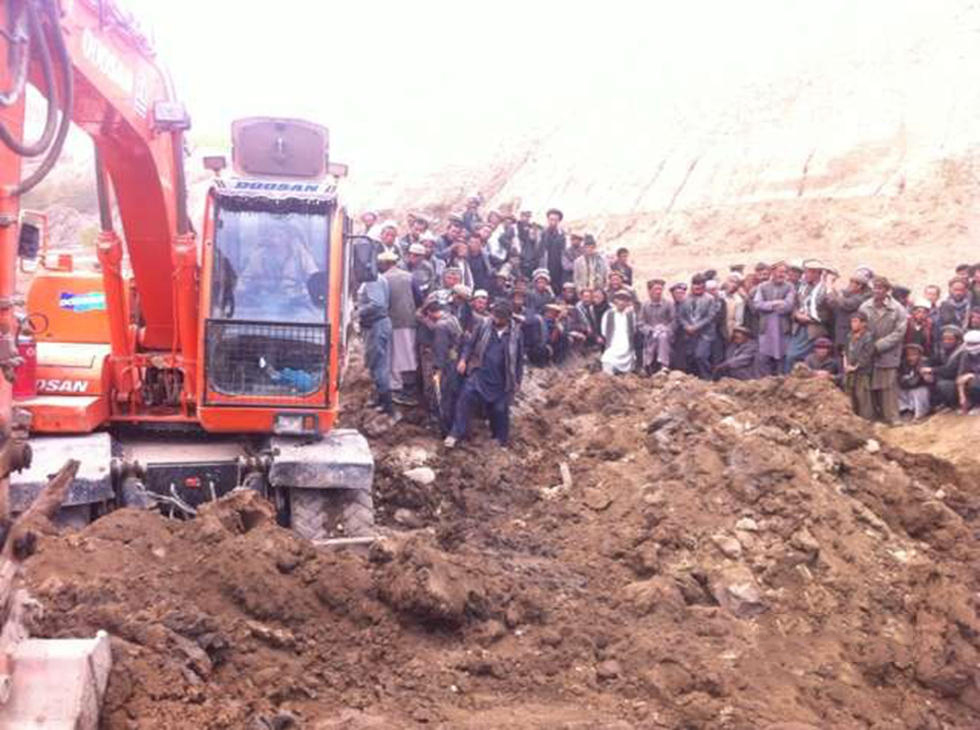 阿富汗滑坡现场成集体墓地 2千余人遇难