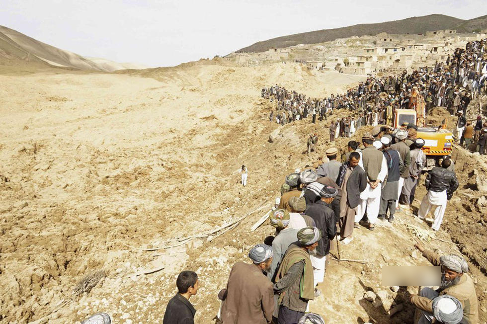 阿富汗滑坡现场成集体墓地 2千余人遇难