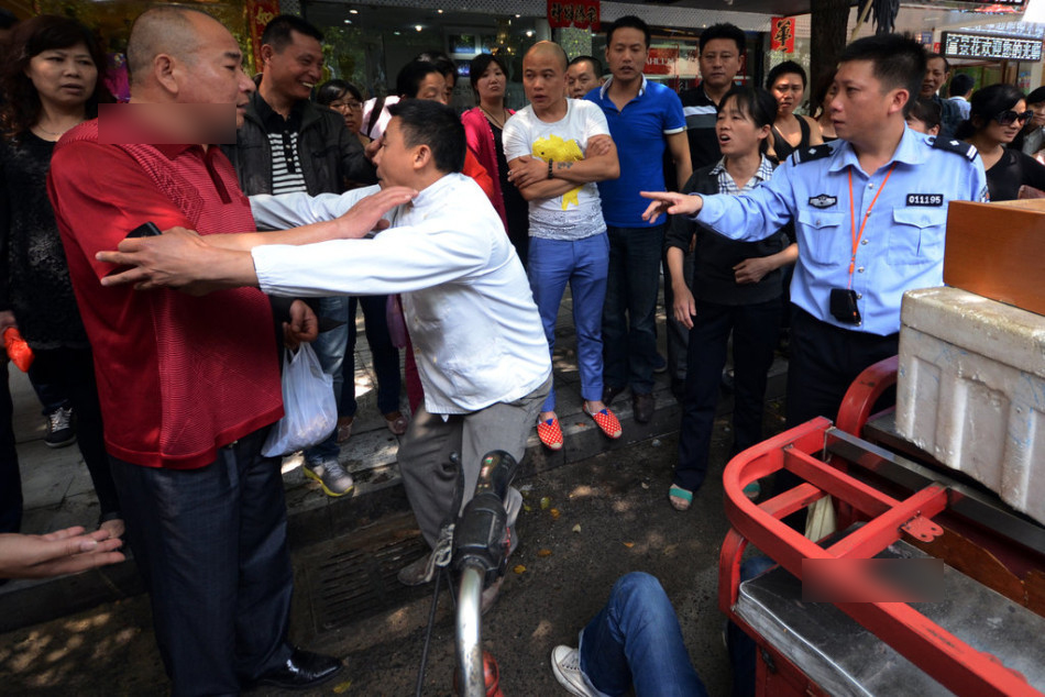南昌摊贩躺车下拦交警拖车
