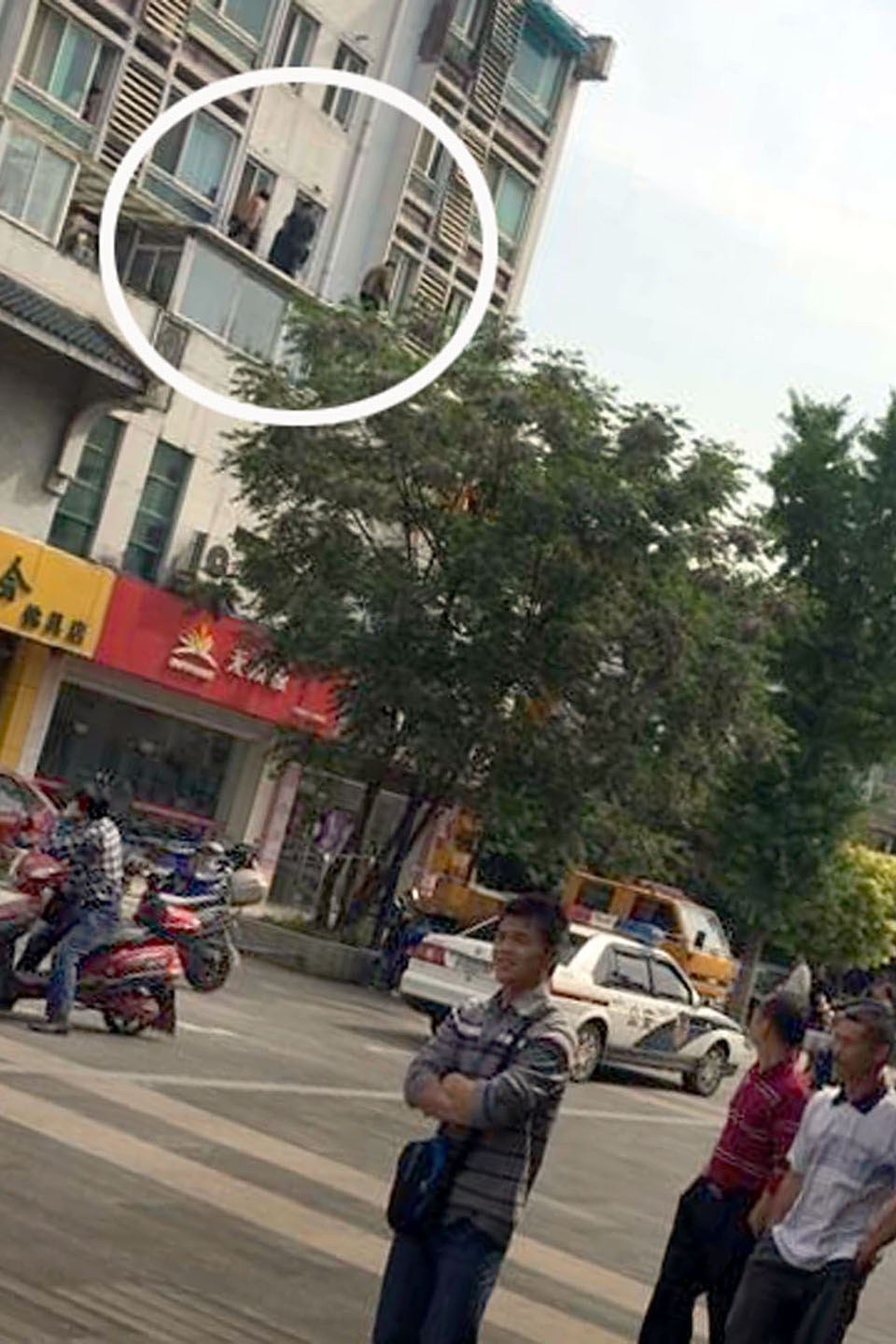 南京夫子庙拆违建 户主持刀与城管对峙