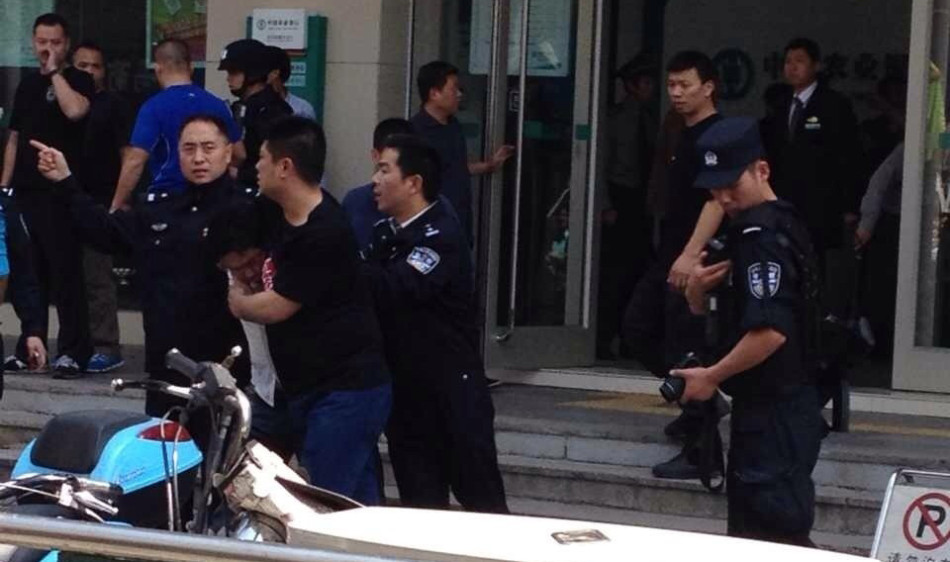 南京一家银行内发生劫持事件