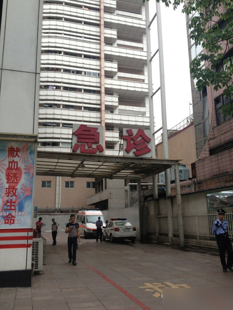 广州火车站4名戴白帽年轻男子持刀砍人