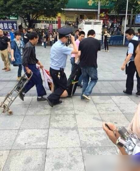 广州火车站4名戴白帽年轻男子持刀砍人