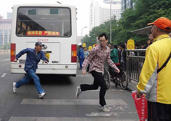 北京街头老人怒追青年 抄板砖理论