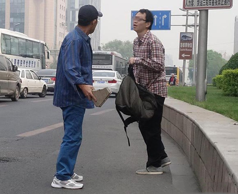 北京街头老人怒追青年 抄板砖理论