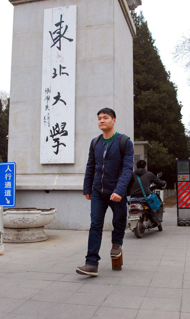 “板凳鞋”小伙奇妙人生
