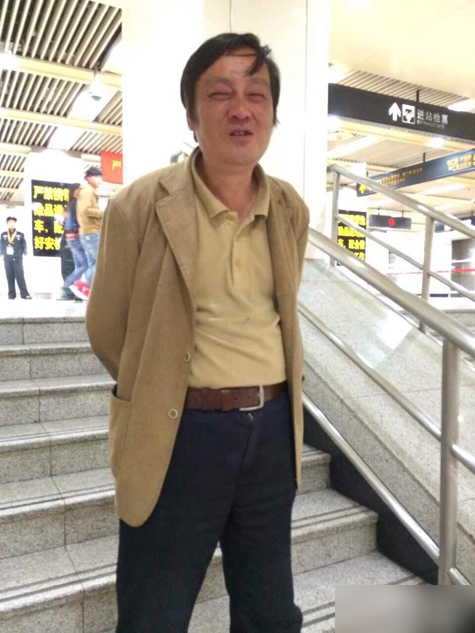 上海地铁男子持刀挟持女子称想坐牢