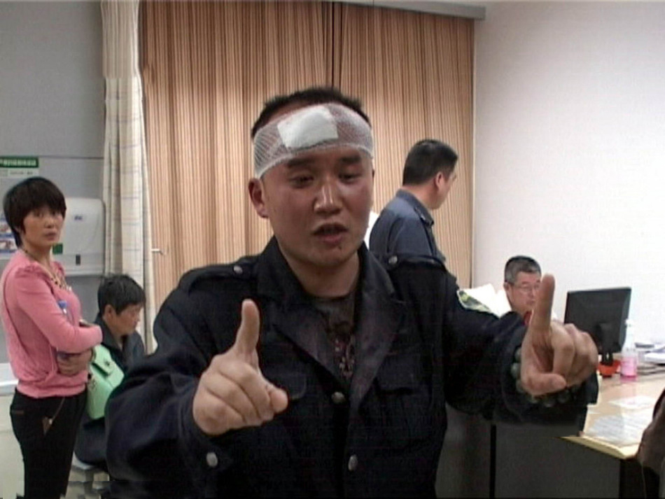 南京流动摊贩暴力抗法 持刀砍伤城管队员